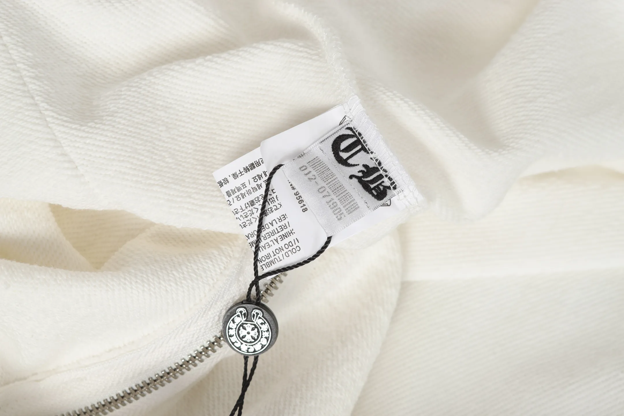 P300 #K26 Heavy Industry Style - Chrome Hearts Colorful Cross ✝️ Inlay embroidered Sanskrit printed zipper sweatshirt cardigan jacket - High weight, high density and high quality. The wool is soft, delicate and skin-friendly. It feels soft and silky. It has excellent warmth and skin-friendly properties. - Custom-woven and dyed, no color difference. No matter the fabric or workmanship details, it beats the ordinary version on the market. - Hardware zipper accessories are all customized, full of details - Color: black white -Size: S M L XL